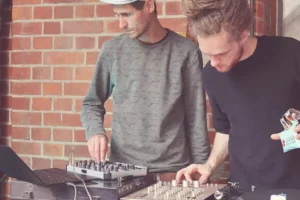 GrĂŒnder Felix und Steven an den Decks GrĂŒnder Felix und Steven am DJ Pult